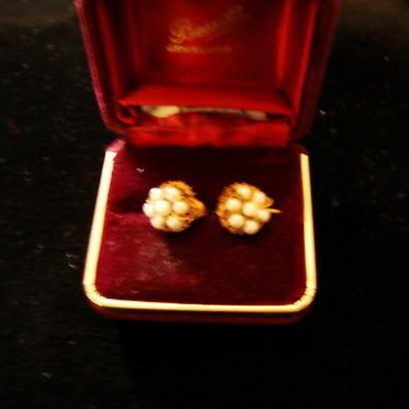 Vintage Signed Miriam Haskell cluster round pearl earrings screw back - Picture 2 of 2